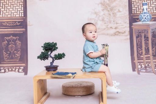 甘南宝宝边吃奶边挣扎烦躁